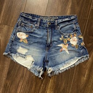 Embroidered festival shorts. 0